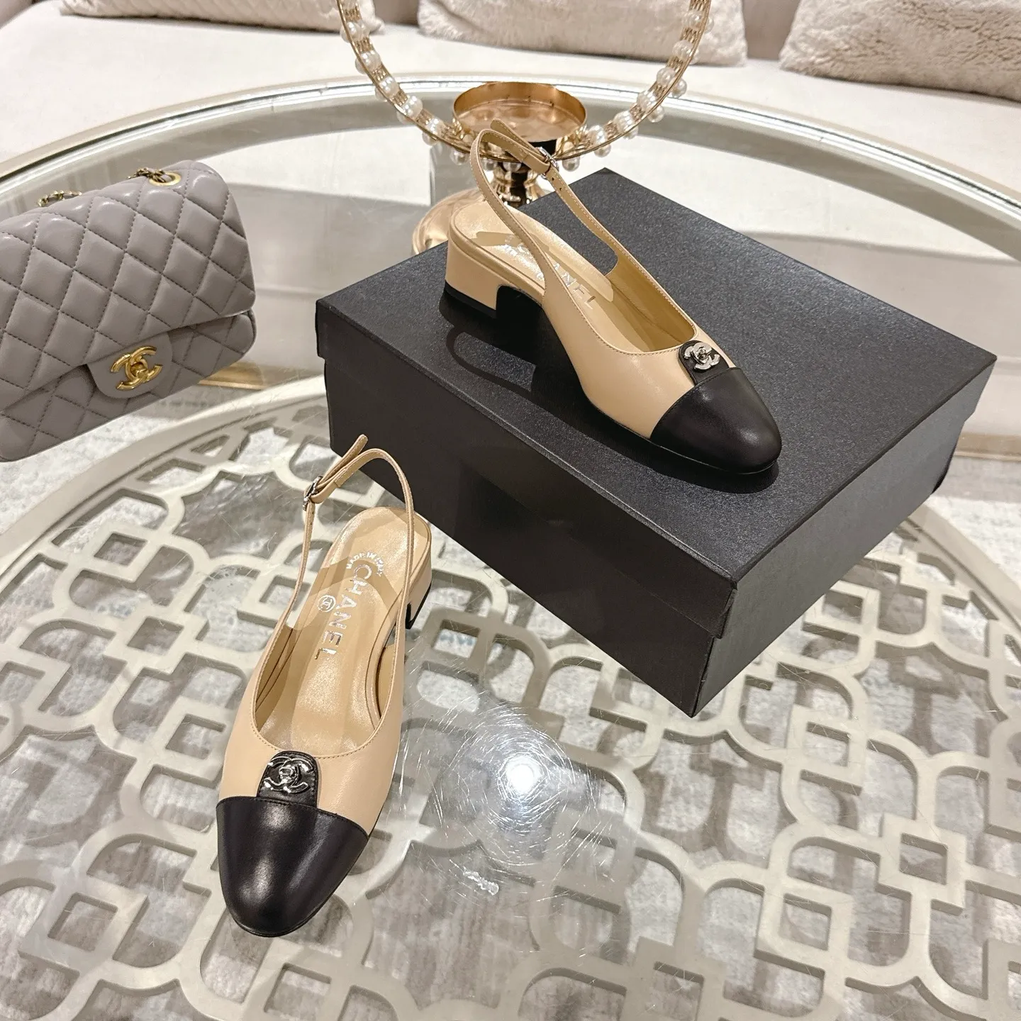 💕💕Factory direct selling price p540💕💕Chanel 2025SS spring and summer new double C button Mary Jane🆕Xiao Xiang𝐂Jia's beautiful Mary Jane sandals are so sweet that they are so beautiful that they have a round square toe design. Cute and cute ~ metal/button logo. The appearance is super online. When worn, it looks like a wealthy daughter. I thought it was good-looking. Only when you put it on your feet will you know how easy it is to wear~ Upper: Customized lambskin Lining: Sheepskin Outsole: Genuine leather outsole imported from Italy Size number: 35-42 (40.41.42 customization is non-refundable) Packaging: The latest gift box packaging at the counter